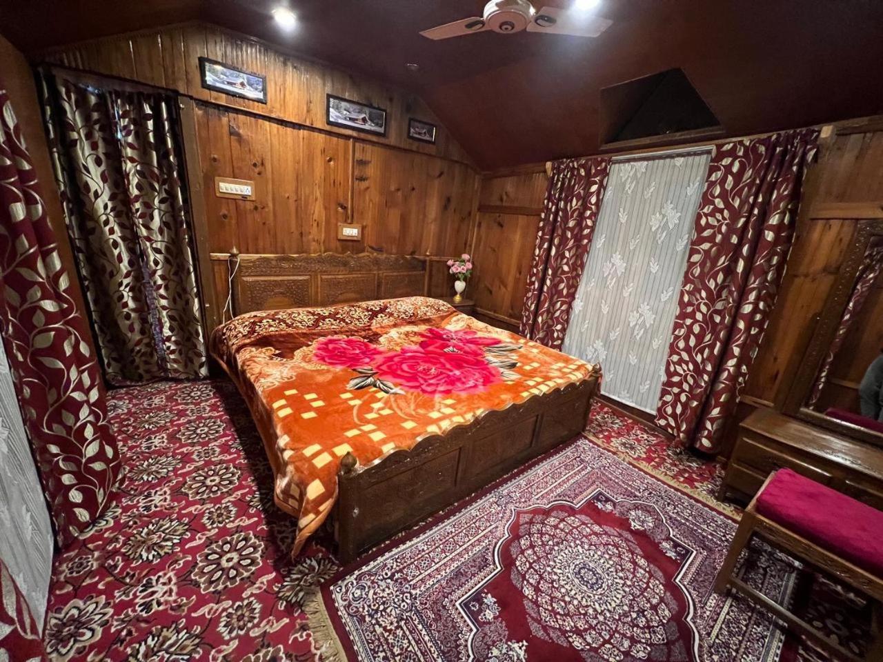 Houseboat Wild Rose Hotel Srīnagar Kültér fotó