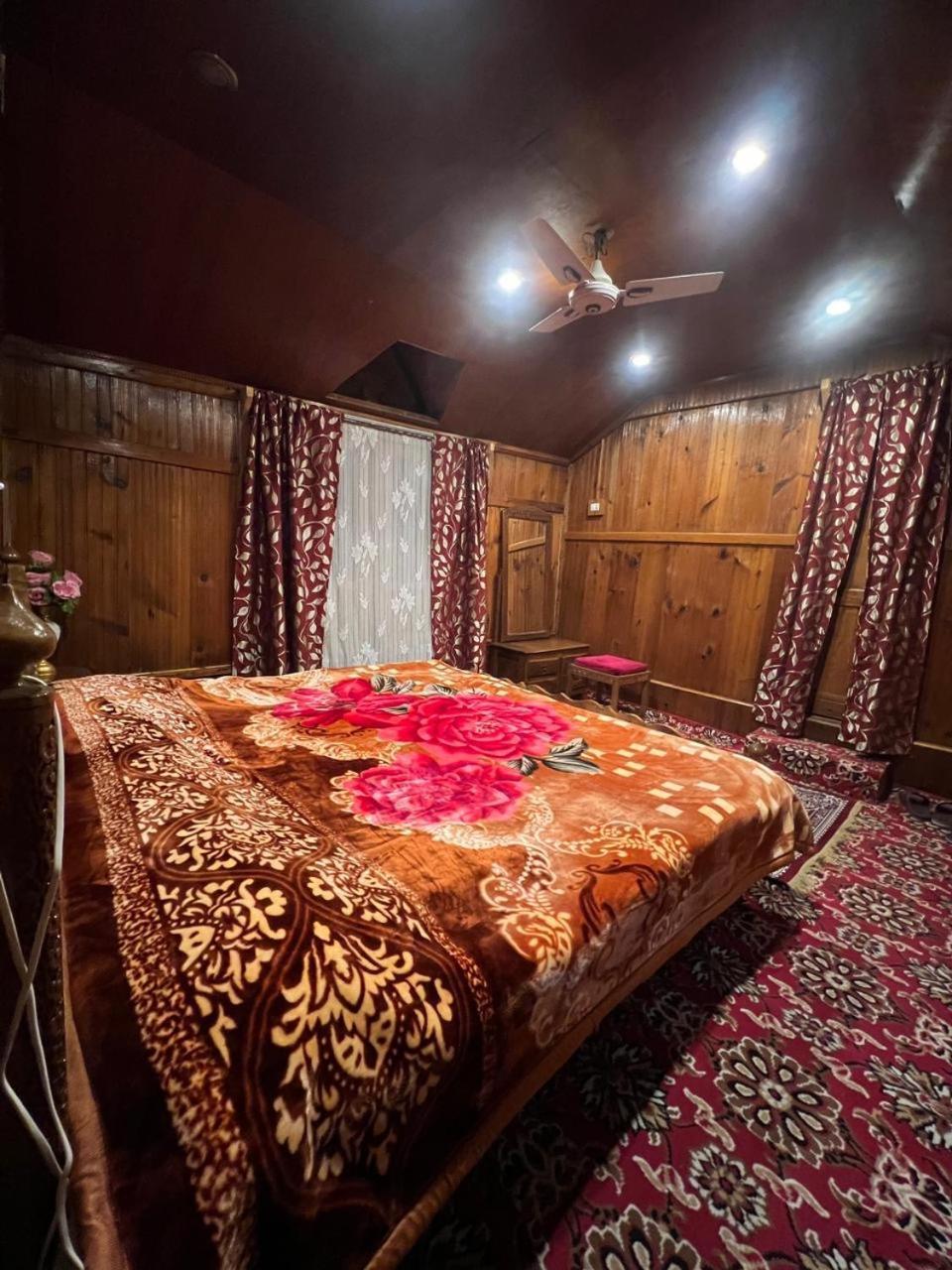 Houseboat Wild Rose Hotel Srīnagar Kültér fotó