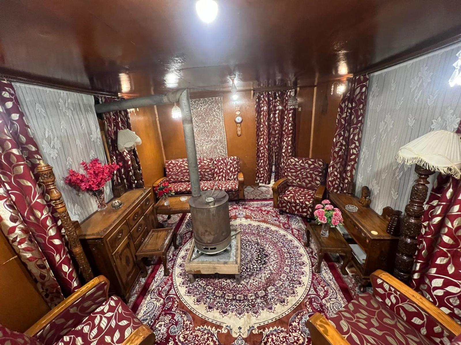Houseboat Wild Rose Hotel Srīnagar Kültér fotó