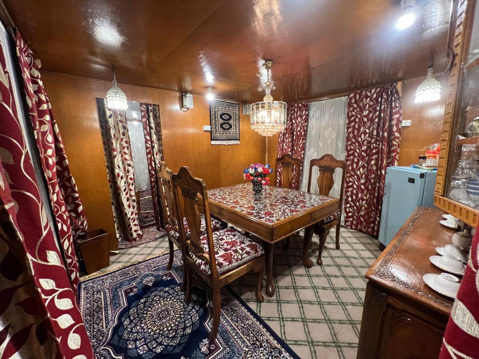 Houseboat Wild Rose Hotel Srīnagar Kültér fotó