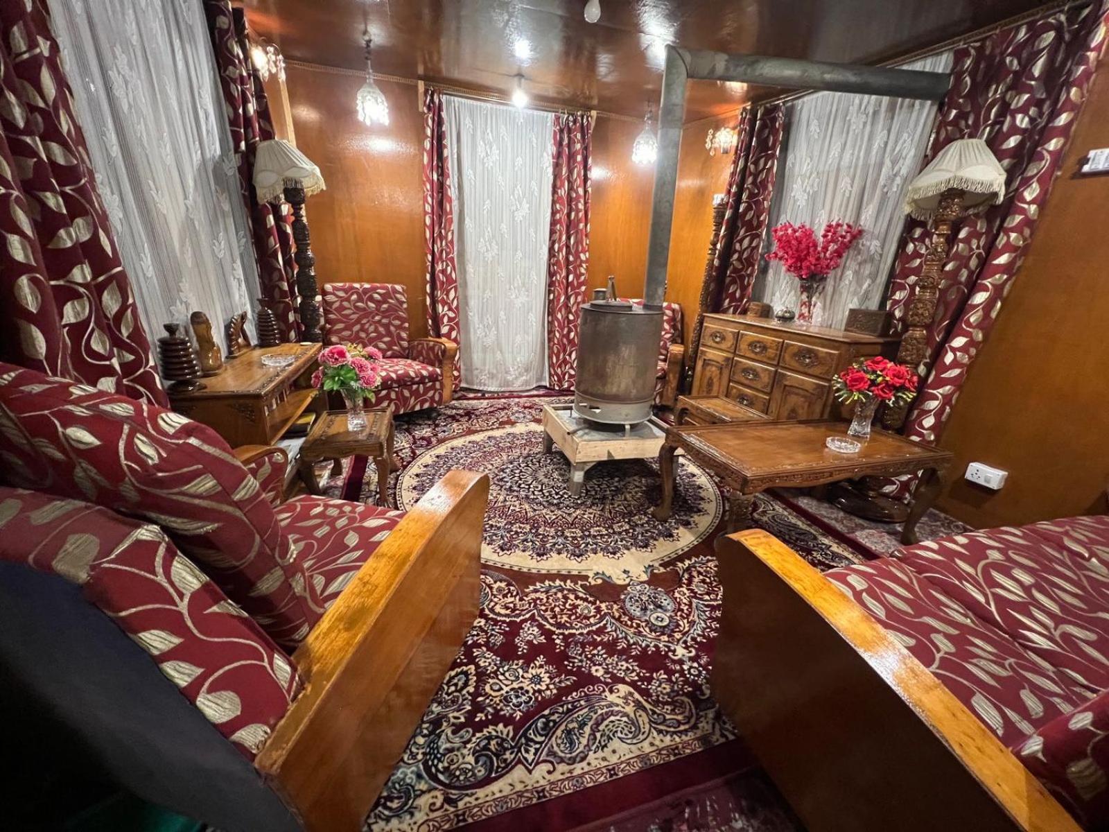 Houseboat Wild Rose Hotel Srīnagar Kültér fotó